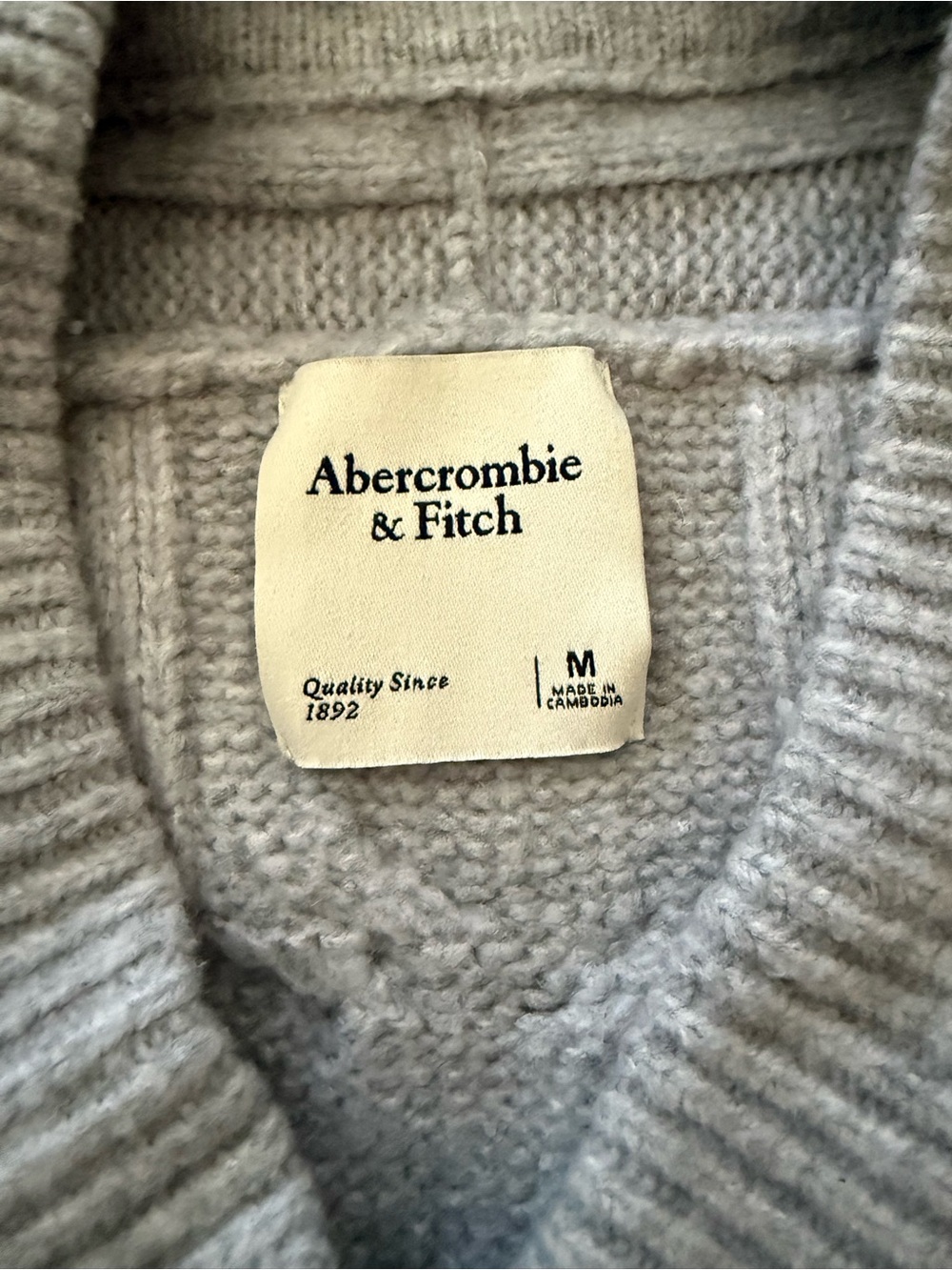 Women’s Abercrombie Oversized Thick Gray Cable Knit V-Neck Sweater - Picture 2 of 4